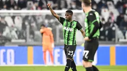 Pemain Sassuolo, Hamed Junior Traore berselebrasi usai mencetak gol ke gawang Juventus dalam pertandingan perempat final Coppa Italia di Stadion Allianz, Turin, Jumat (11/2/2022). Juventus menang tipis atas Sassuolo 2-1. (Fabio Ferrari/LaPresse via AP)