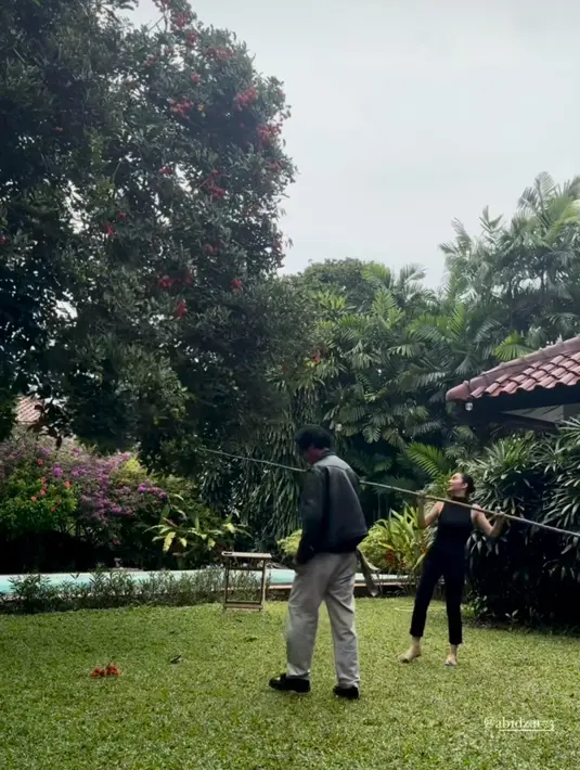 Ariel Tatum mengungkapkan bahwa kegiatan sederhana ini membuatnya merasa lebih dekat dengan rekan-rekan satu proyek. Sebagai pemeran utama dalam A Business Proposal Indonesia, ia merasa penting menjaga energi positif di tengah kesibukan. Abidzar Al Ghifari, yang ikut membantu memetik rambutan, juga mengaku menikmati momen kebersamaan tersebut sebagai bentuk penyegaran di luar lokasi syuting. (Liputan6.com/IG/@arieltatum)