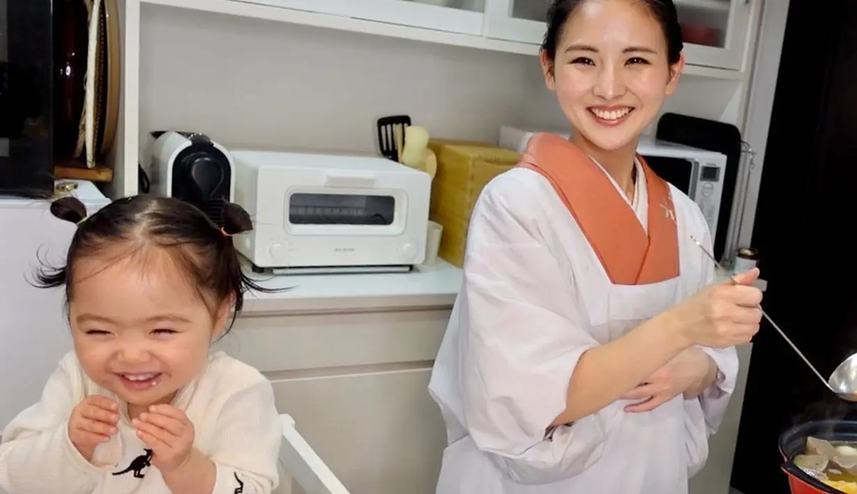 Ekspresi gemas keduanya saat memasak hidangan musim dingin. Moe mengupload kegiatan memasaknya bersama sang anak di kanal Youtube dan akun Instagram pribadinya. (Instagram/@kimono_mom)