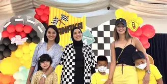 Sosok yang tak ketinggalan hadir adalah Nia Ramadhani. Ia tampil santai black spaghetti crop top, dipadukan dengan highwaist pants warna kuning, dan topi. (Instagram/tya_ariestya).