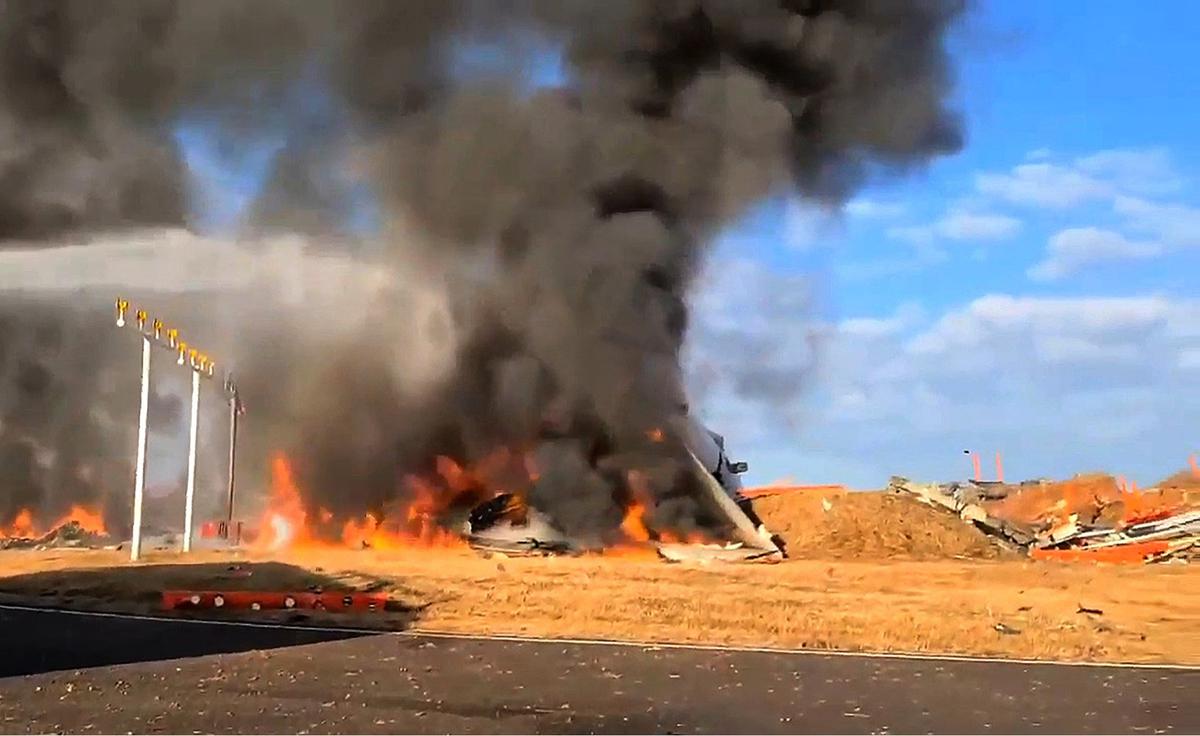 Tim SAR Evakuasi Korban Pesawat Jeju Air yang Jatuh Terbakar