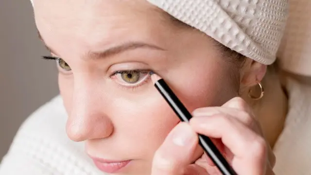 Teknik eyeliner yang dapat dicoba agar mata terlihat lebih besar dan lebih segar (Foto/Sumber: Freepik)