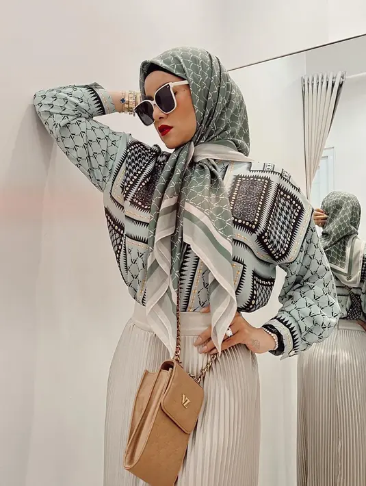Olla Ramlan kerap memamerkan outfit dengan warna yang cerah dan menggambarkan semangat jiwa muda. Di sela kesibukan syutingnya, wanita yang mengawali karier di dunia modelling ini tak pernah melewatkan sesi photoshoot dengan hijabnya. (Liputan6.com/IG/@ollaramlan).