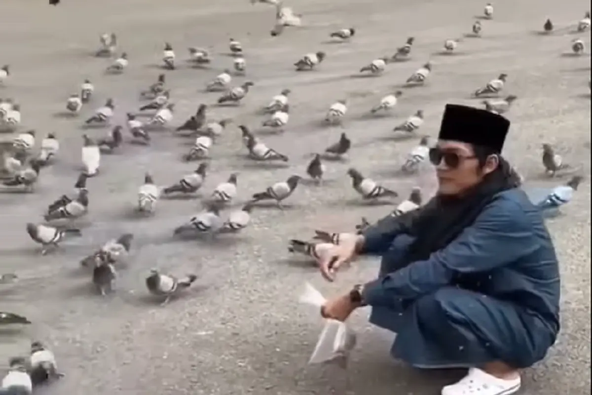 Gus Iqdam memberi makan burung merpati di tanah suci (SS: YT  Ronji TV)