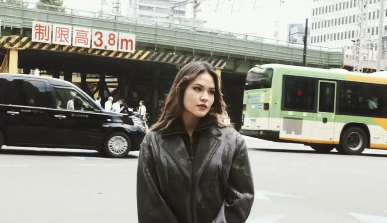 Saat oversized jaket dipadukan dengan heels juga menambah aksi tersendiri dalam gaya. Raisa berhasil memadu padankan gaya yang begitu stylish. [Instagram/ Raisa]