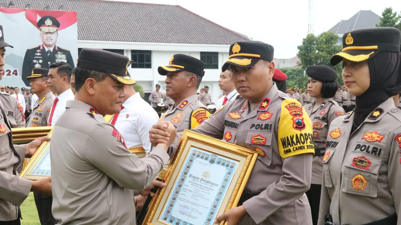 Kompol Gunawan Wibisono mendapat piagam penghargaan dari Kapolda Jateng, Irjen Pol Luthfi Ahmad Luthfi, Senin (19/3/2024). (Foto: Dok. Humas Polres Pemalang)