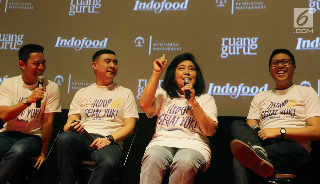 PDRC FKM UI Endang L. Achadi (dua kanan) bersama Direktur Indofood Axton Salim (dua kiri), CEO Ruangguru Belva Devara (kiri), dan CPO Ruangguru Iman Usman (kanan) saat peluncuran program Hidup Sehat Yuk, Jakarta, Minggu (22/7). (Liputan6.com/JohanTallo)