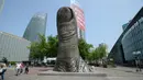 Selain Menara Eiffel, Kota Paris di Prancis juga punya 'Le Pouce' alias 'The Thumb'. Patung ini dibuat pada 1965 oleh seniman Prancis yakni Cesar Baldaccini dengan tinggi 13 meter dan berat 18 ton. (parisbyfoot.com)