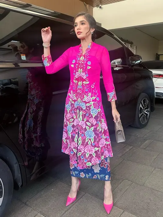 Kebaya ini memiliki detail bordir motif floral, bunga-bunga berwarna merah muda dan biru. Foto: Instagram.