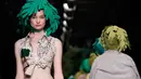 Model memperagakan koleksi Womenswear Spring/Summer 2018 untuk desainer Jepang Junko Shimada di Paris Fashion Week, Selasa (3/10). Junko menampilkan para model dengan rambut unik yang dihiasi daun. (AP Photo/Christophe Ena)