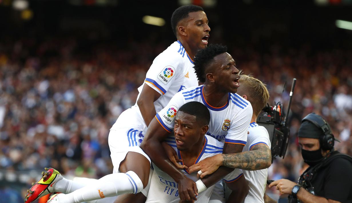 Real Madrid berhasil menaklukkan tun rumah Brcelona 2-1 dalam laga El Clasico Liga Spanyol 2021/2022, Minggu (24/10/2021). Dua debutan di masing-masing kubu, David Alaba di Real Madrid dan Sergio Aguero di Barcelona sukses menyumbang 1 gol. (AP/Joan Monfort)