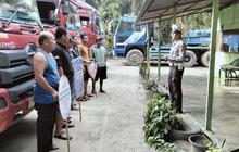 Polisi Tiba-Tiba Datangi Sopir Truk Trailer yang Istirahat di Warung Makan, Ternyata Ini yang Dilakukan