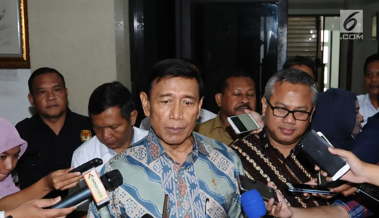 Menko Polhukam Wiranto (tengah) bersama Ketua KPU, Arief Budiman memberi keterangan usai melakukan pertemuan di Gedung KPU, Jakarta, Selasa (6/3). Pertemuan berlangsung sekitar satu jam dan tertutup. (Liputan6.com/Helmi Fithriansyah)