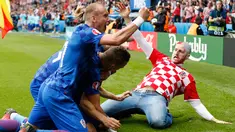 Seorang suporter Kroasia masuk ke dalam lapangan merayakan gol yang di cetak gelandang Luka Modric saat melawan Turki di Grup D Euro 2016 di Stadion Parc des Princes, Minggu (12/6). (Reuters/John Sibley)