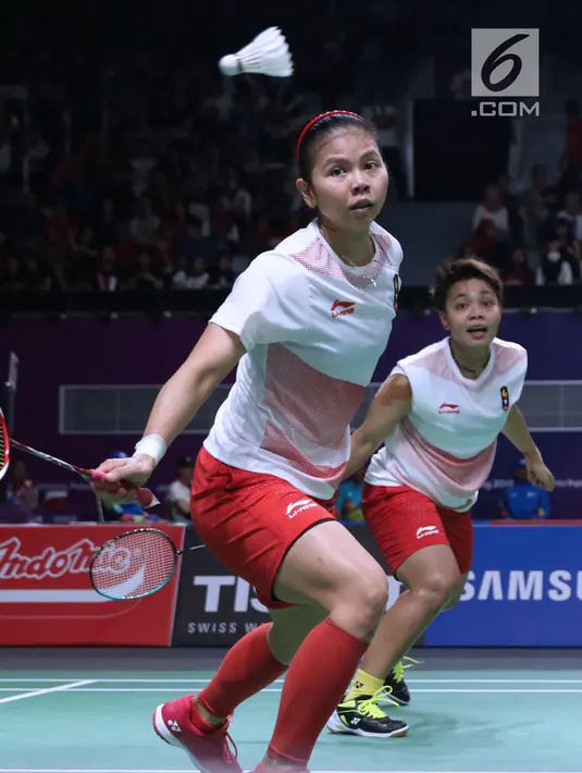 Ganda putri Indonesia, Greysia Polii/Apriyani Rahayu saat melawan Tang Jinhua/Zheng Yu (China) di perempat final Bulutangkis Asian Games 2018 di Istora Kompleks GBK, Sabtu (25/8). Greysia Polii/Apriyani Rahayu unggul. (Liputan6.com/Helmi Fithriansyah)