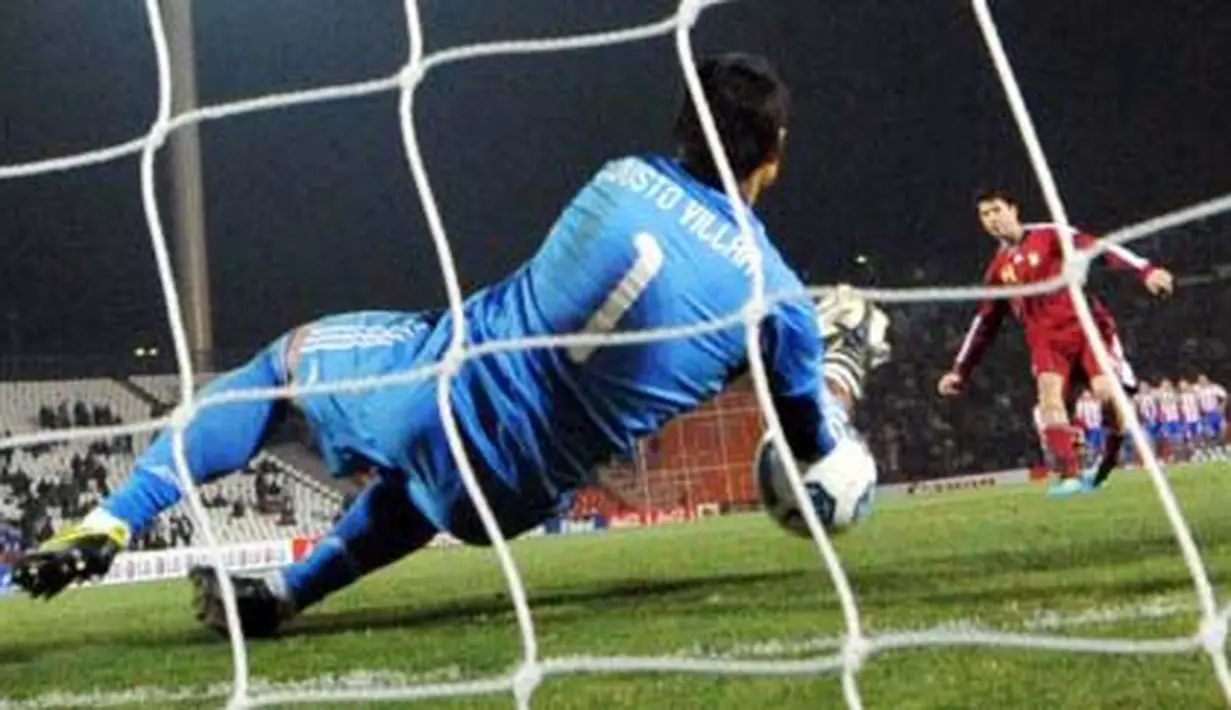 Kiper Paraguay Justo Villar memblok eksekusi penalti gelandang Venezuela Franklin Lucena di Mendoza, 20 Juli 2011. Penyelamatan ini menjadi kunci kemenangan Paraguay 5-3 lewat adu penalti sehingga lolos ke final Copa America. AFP PHOTO/RODRIGO ARANGUA