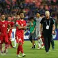 Pelatih Timnas Indonesia, Alfred Riedl (tengah) berjalan bersama pemainnya usai dikalahkan Thailand di final kedua Piala AFF 2016 di National Stadium Rajamangala, Bangkok, Sabtu (17/12). Indonesia kalah 2-0. (Liputan6.com/Helmi Fithriansyah)