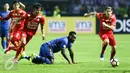 Gelandang Persib, Michael Essien berusaha merebut bola dari kejaran dua pemain Arema FC pada laga perdana Liga 1 2017 di Stadion Gelora Bandung Lautan Api, Sabtu (15/4). Menjamu Arema, Persib hanya mampu bermain imbang 0-0. (Liputan6.com/Yoppy Renato)