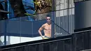 Bintang Juventus, Cristiano Ronaldo, saat berjemur di Kediamannya di Funchal, Portugal, Senin (16/3/2020). Cristiano Ronaldo memilih mengisolasi diri di rumahnya saat merebaknya wabah virus corona. (AFP/Rui Silva)