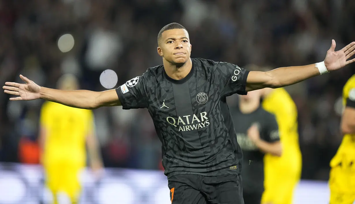 Pemain Paris Saint-Germain (PSG), Kylian Mbappe, melakukan selebrasi setelah mencetak gol ke gawang Borussia Dortmund pada laga Liga Champions di Stadion Parc des Princes, Rabu (20/9/2023). PSG menang dengan skor 2-0. (AP Photo/Michel Euler)