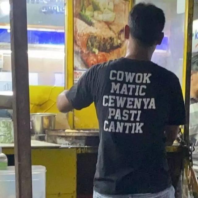 10 Potret Tulisan Nyeleneh di Belakang Kaos Ini Bikin Tepuk Jidat