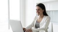 Seorang perempuan sedang bekerja menggunakan laptop (Foto Dok: Freepik/freepik).