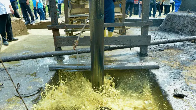 Menteri Energi dan Sumber Daya Mineral (ESDM) Bahlil Lahadalia meninjau sumur migas Ledok, salah satu lapangan migas tua di wilayah kerja (WK) Pertamina EP Cepu. (Foto: Kementerian ESDM)