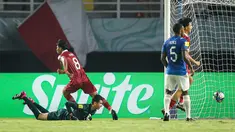 Timnas Indonesia U-17 mengawali langkah di Piala Dunia U-17 2023 dengan menahan imbang tim favorit di Grup A, Timnas Ekuador U-17 dengan skor 1-1 dalam laga yang berlangsung Stadion Gelora Bung Tomo, Surabaya, Jumat (10/11/2023) malam WIB. Garuda Muda sempat unggul terlebih dahulu lewat gol Arkhan Kaka pada menit ke-22. Hanya butuh enam menit bagi Timnas Ekuador U-17 untuk menyamakan skor 1-1 melalui gol Allen Obando. Penampilan cemerlang kiper Timnas Indonesia U-17, Ikram Algiffari mampu menggagalkan beberapa peluang matang Timnas Ekuador U-17 hingga akhir laga. (Bola.com/Bagaskara Lazuardi)