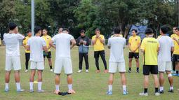 Pelatih dan pemain Timnas Indonesia U-22 berdoa saat menggelar sesi latihan jelang laga melawan Myanmar pada laga terakhir Grup C SEA Games 2025. (Bola.com/Bagaskara Lazuardi)