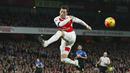Aksi Gelandang Arsenal, Mesut Ozil, saat akan membobol gawang Bournemouth pada laga Liga Inggris di Stadion Emirates, Inggris. (Reuters/Stefan Wermuth) 