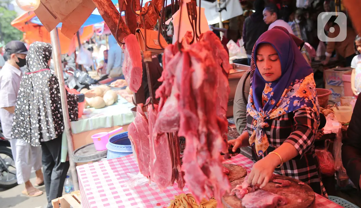 <p>Pedagang memotong daging di kawasan Ciledug, Tangerang, Minggu (1/5/2022). Kemendag mencatat daging sapi mengalami kenaikan cukup tinggi jelang lebaran Idul Fitri 1443 H.  (Liputan6.com/Angga Yuniar)</p>