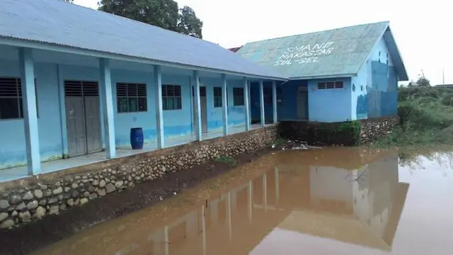 Kondisi bangunan SMUN 19 Makassar, Sulawesi Selatan rusak parah. Akibatnya, pelaksanaan Ujian Nasional 2015 ini hanya memanfaatkan 4 ruang kelas untuk menampung 74 siswa yang mengikuti UN di hari pertama ini, Senin (13/4/2015). 
