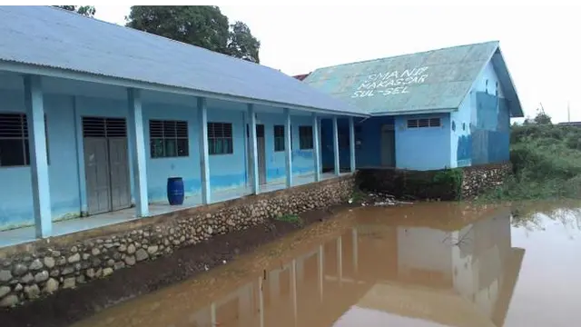 Kondisi bangunan SMUN 19 Makassar, Sulawesi Selatan rusak parah. Akibatnya, pelaksanaan Ujian Nasional 2015 ini hanya memanfaatkan 4 ruang kelas untuk menampung 74 siswa yang mengikuti UN di hari pertama ini, Senin (13/4/2015). 