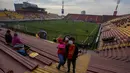 Penggemar klub Union Espanola berswafoto sebelum menyaksikan pertandingan di stadion Santa Laura, Chile, Sabtu (14/8/2021). Setelah lebih dari satu tahun lockdown, penggemar diizinkan kembali ke stadion pada akhir pekan ini di tengah protokol kesehatan dan jarak sosial yang ketat. (AP/Esteban Felix)