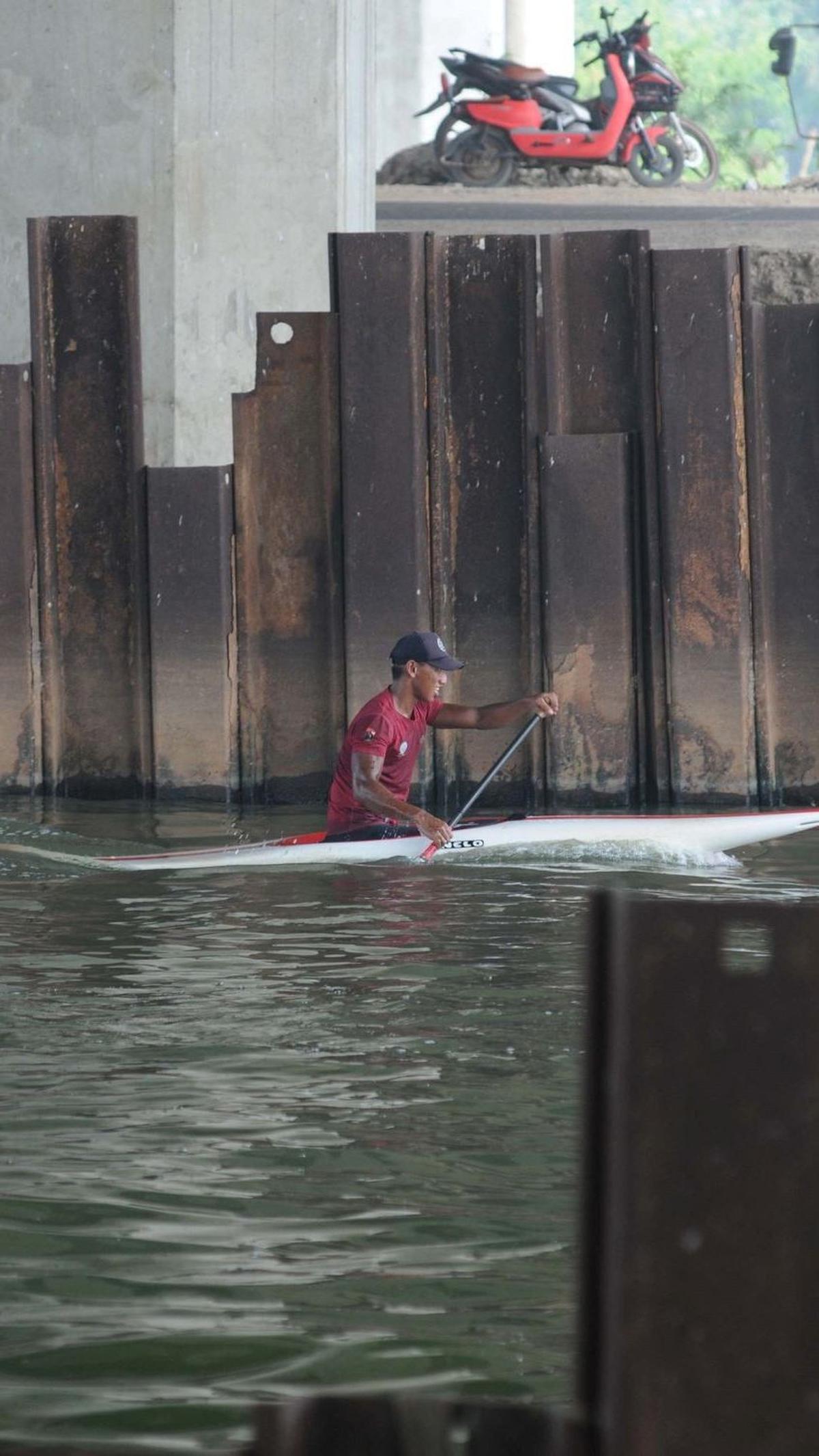 Hanya saja terkendala oleh banyaknya sampah, sehingga sempat menyulitkan mereka untuk mendayung. Foto: merdeka.com / Imam Buhori