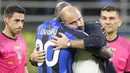 Pelatih Sampdoria yang juga mantan pemain Inter Milan, Dejan Stankovic, memeluk Romelu Lukaku pada laga Liga Italia di Stadion Giuseppe Meazza, Milan, Sabtu (29/10/2022). (AP/Luca Bruno)