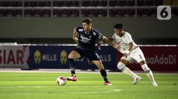 Pemain Persib Bandung Nick Kuipers (kiri) mengontrol bola dibayangi pemain PS Sleman Saddam Emiruddin Gaffar (kanan) dalam pertandingan semifinal leg kedua Piala Menpora 2021 di Stadion Manahan, Solo, Senin (19/4/2021). (Bola.com/Ikhwan Yanuar)