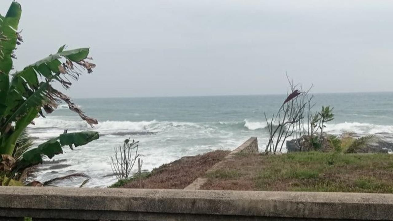 Gelombang Tinggi Diprediksi Landa Selatan Lebak, Wisatawan Pantai Bagedur hingga Kawasan Sawarna Diminta Waspada