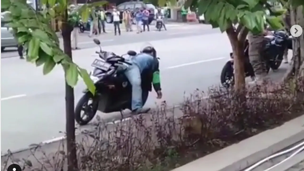 Menghabiskan banyak waktu dengan kendaraannya, tak jarang driver ojol yang terlalu lelah memarkirkan motor dan tertidur pulas di atasnya, seperti video yang dibagikan akun Instagram @jktnewss.