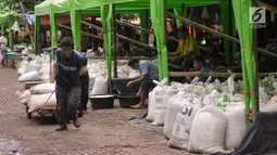 Sejumlah pedagang kolang-kaling di Pasar Induk, Kramat Jati, Jakarta Timur, Jumat (2/6). Selama bulan Ramadan, kolang-kaling dijual dengan kisaran harga 13-15ribu per kilo. (Liputan6.com/Yoppy Renato)