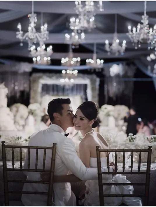 "Saya berjanji untuk setia mengabdikan diri kepadamu dalam rukun maupun malang, dalam suka maupun duka, dalam sehat maupun sakit. Saya mau mengasihi dan menghormati engkau sepanjang hidup saya," lanjutnya. (Instagram/dionfiona)