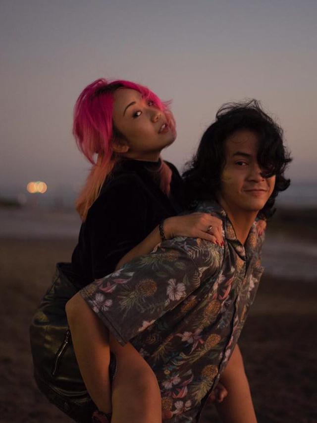 7 Potret Kemesraan Dimaz Andrean Bersama Istri yang Jarang Disorot