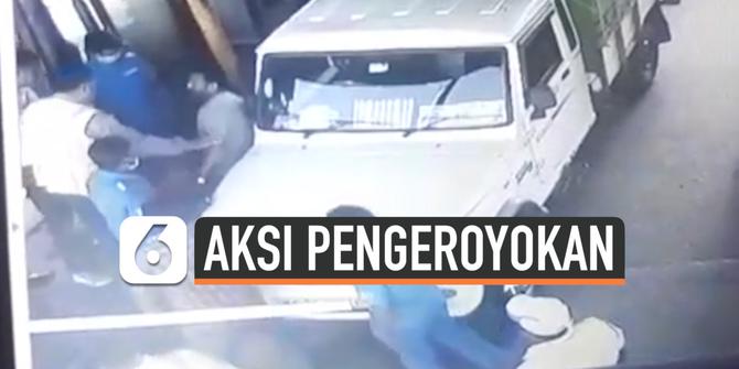 VIDEO: Rekaman Petugas Keroyok Dua Pengendara Mobil di Pintu Tol