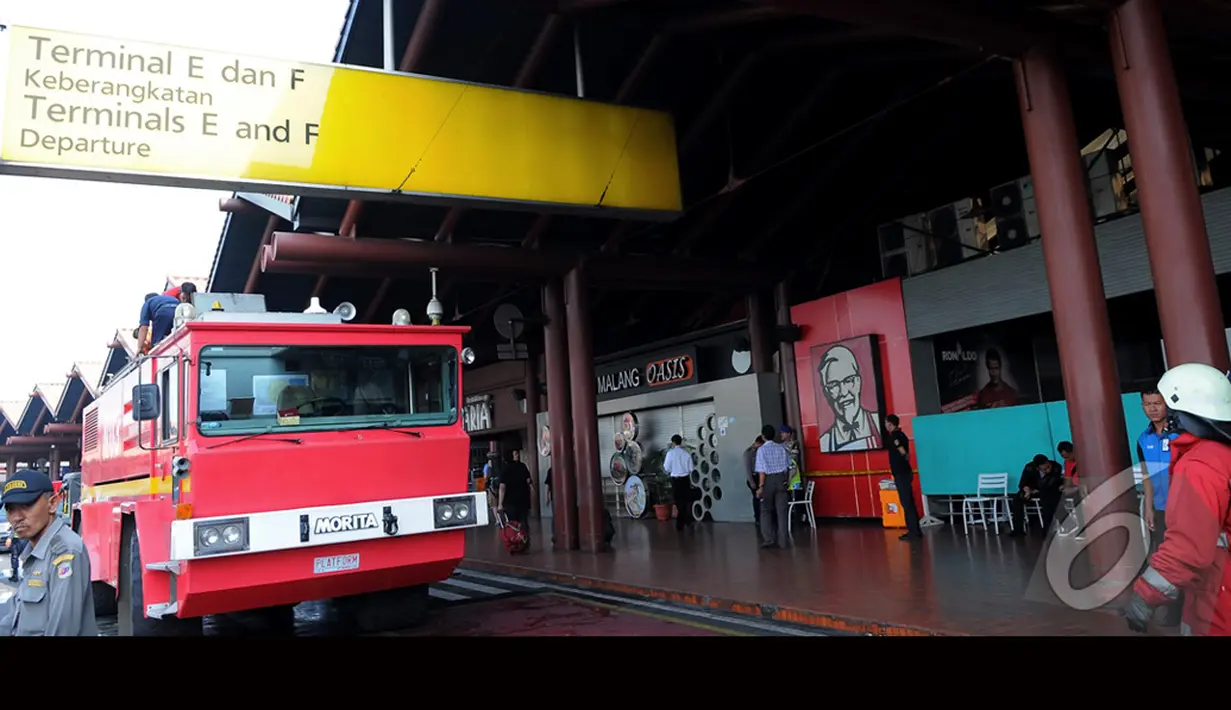 Kebakaran di gerai makanan cepat saji KFC Bandara Soekarno-Hatta berhasil dipadamkan (Liputan6.com/Faisal R Syam)