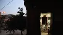 Umat Muslim berbuka puasa di Masjid Jama yang sepi, yang biasanya dipadati ribuan umat selama bulan suci Ramadan, karena penguncian nasional untuk mengendalikan penyebaran virus corona Covid-19, di New Delhi, India (25/4/2020). (AP Photo/Manish Swarup)