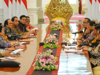 Suasana pertemuan Presiden Joko Widodo dengan Dewan Pengarah Badan Pembinaan Ideologi Pancasila (BPIP) di Istana Merdeka, Jakarta, Kamis (9/5/2019). Megawati Soekarnoputri yang mewakili Dewan Pengarah BPIP melaporkan hasil kerja lembaganya secara berkala kepada Jokowi. (Liputan6.com/Angga Yuniar)