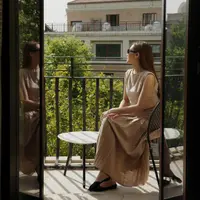 Selama honeymoon di Italia, OOTD Aaliyah Massaid mendapat banyak pujian netizen. Ia memang memiliki gaya khas tampil dengan outfit simpel. Di sini, Aaliyah tampil mengenakan cropped top cokelat tanpa lengan dan rok panjangnya yang serasi. [Foto: Instagram/thariqhalilintar]