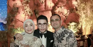 Nagita Slavina kini berhijab, gaya berkerudungnya menarik perhatian dengan personal style yang sederhana. [Foto: Instagram/ Raffinagita]