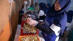 Perjalanan usaha mereka tidak lepas dari tantangan. Keterbatasan peralatan membuat seluruh proses produksi dilakukan secara manual, sementara pemasaran produk juga masih belum optimal. (Adv/BRI)