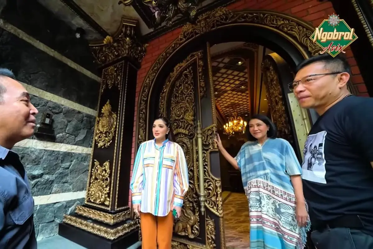 Jenderal Andika Perkasa menunjukkan ukiran Jepara kepada Anang Hermansyah dan Ashanty.